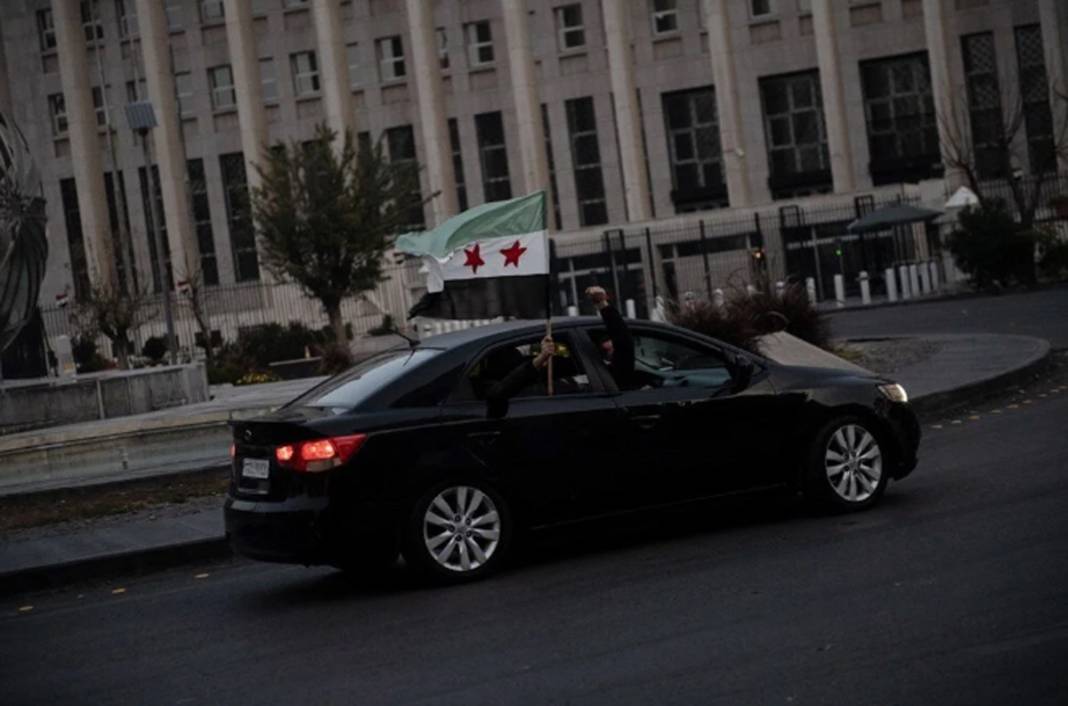 Esad rejimi bitti Suriye’de yeni dönem başladı: Şam’da halk sokaklara akın etti 13